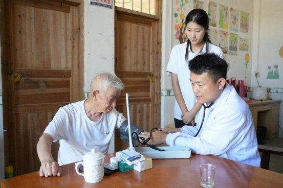 南昌大学第二临床医学院暑期社会实践队赴遂川县黄坑乡：青春护健康，义诊惠民生