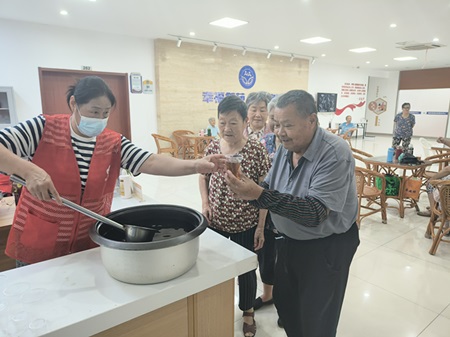 御苑家园社区开展“酸甜沁盛夏，旧影暖夕阳