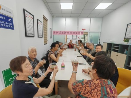 香城花园社区开展“情系桑榆，绿豆汤里话家常”活动  