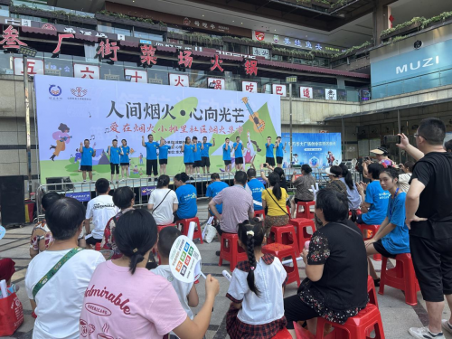 人间烟火暖人心！成都“爱在烟火小摊里”集市启幕，心青年展风采聚温情