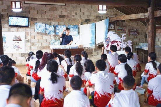 天台龙溪：非遗扎染绘就民族团结景 “护苗”行动滋养童心根