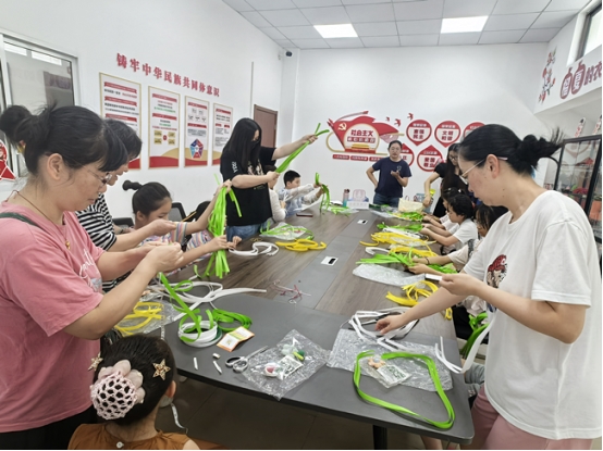 苏州香城花园社区开展“藤编岁月，包纳乾坤”藤编包创意编织活动