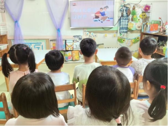 苏州香城花园社区携手小海龟幼儿园开展“童心向净，护苗同行”宣传活动