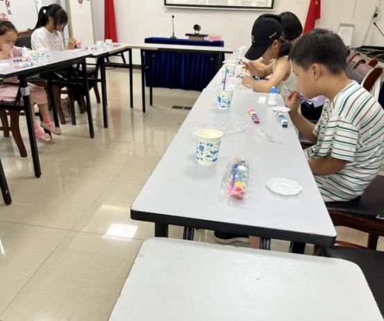 苏州香城花园社区开展“小手绘童心，石膏变萌物”手工制作活动