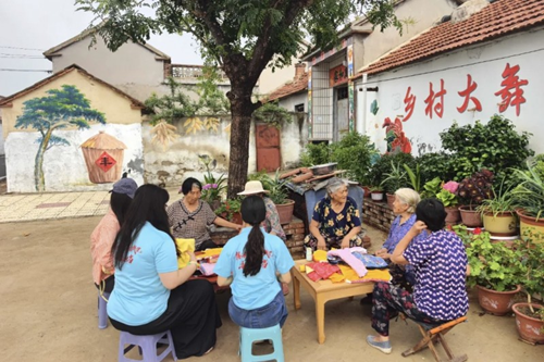 一针一线绣传承！“浸润有声”实践队赴沂蒙学做“暖心袄”，触摸新红嫂手艺里的岁月深情
