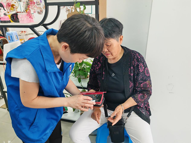苏州香城花园社区开展 “智享银龄，九宫格探秘之旅” 活动