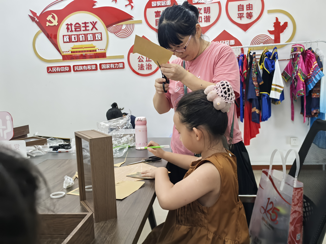 苏州香城花园社区开展“纸雕流光，灯映绮梦”儿童纸雕灯制作活动