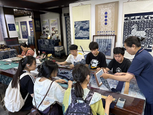 南通大学杏林学院：解码蓝印花布的文化基因与时代活力