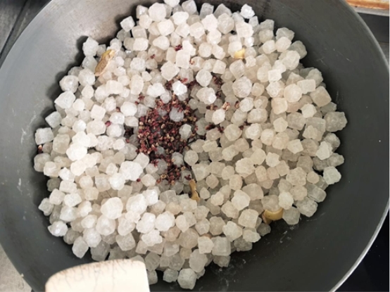 江苏阜宁：海盐翻腾祛湿寒 足尖轻舞乐银龄