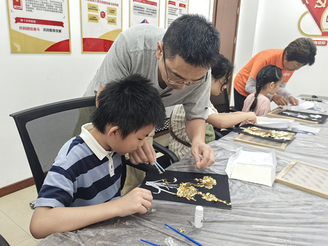 苏州香城花园社区开展“金箔焕彩，画映华光”金箔画艺术创作活动