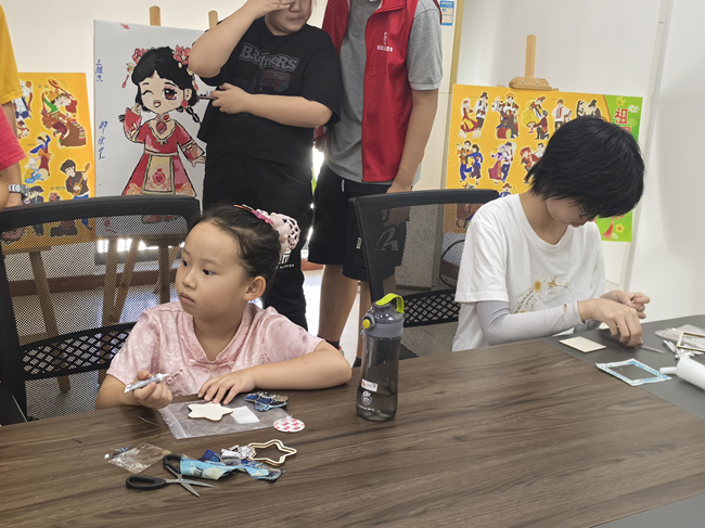苏州香城花园社区开展“宋锦生辉，贴饰雅趣”宋锦冰箱贴制作活动