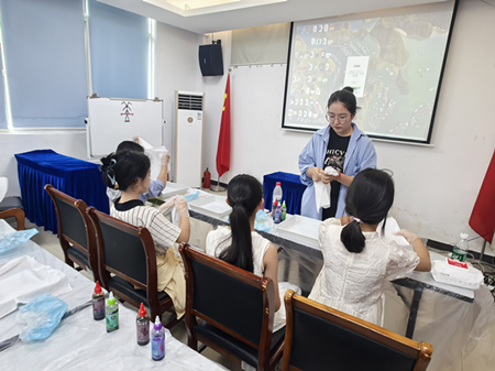 苏州香城花园社区开展“扎染千般，染就斑斓”古法扎染体验活动