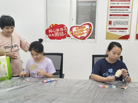 苏州香城花园社区开展“脸谱生趣，鼓响童心”京剧脸谱拨浪鼓制作活动