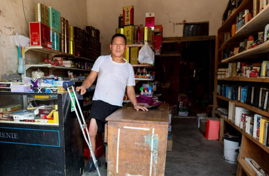 安徽芜湖市鸠江区烟草：一店守一村 一拐撑人生