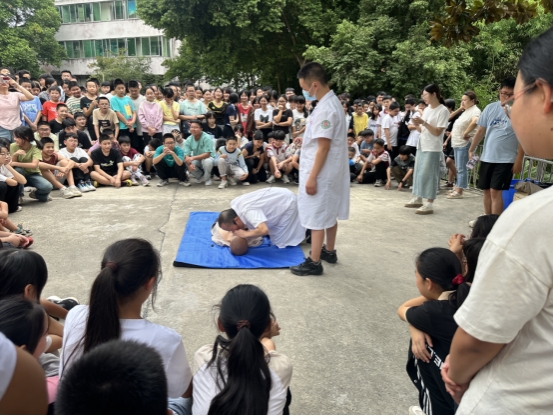 四川省盐亭县嫘祖镇卫生院送中医药健康进校园 急救知识同步护航成长