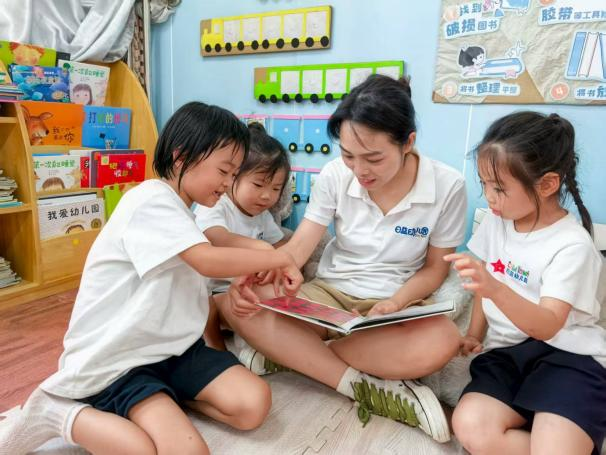 苏州香城花园社区联合日益幼儿园开展“纸间藏世界，携手伴成长”绘本阅读活动