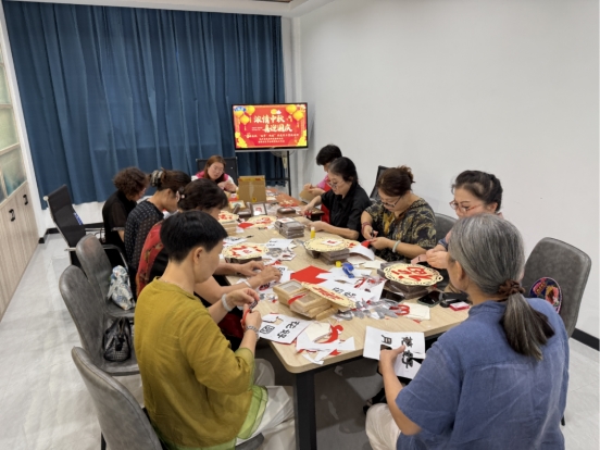 杭州市桐庐县城南街道翰林社区：妇联巧手剪纸迎双节，绿色分类倡新风