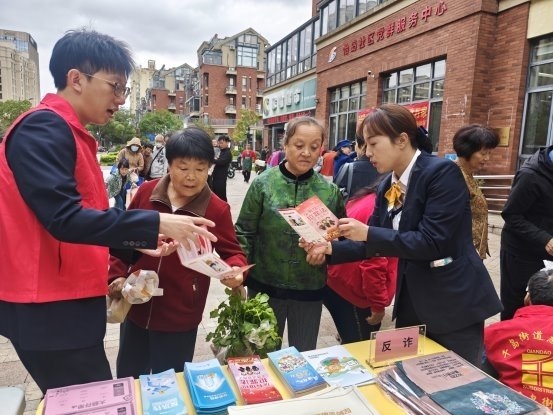 重阳暖阳下的“金融守护者”： 温州银行舟山新城小微支行与“银发族”的暖心约定