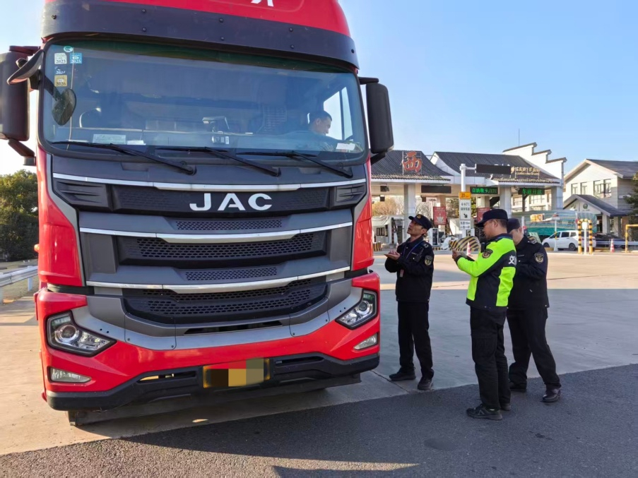 镇江交通执法开展元旦节前“两客一货”道路运输专项整治