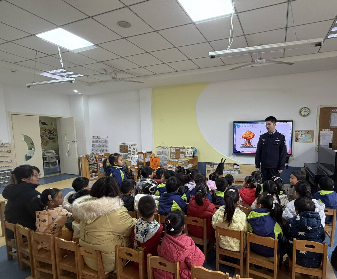 法治润童心 安全护成长——镇江南山景园幼儿园开展法治安全教育宣讲活动